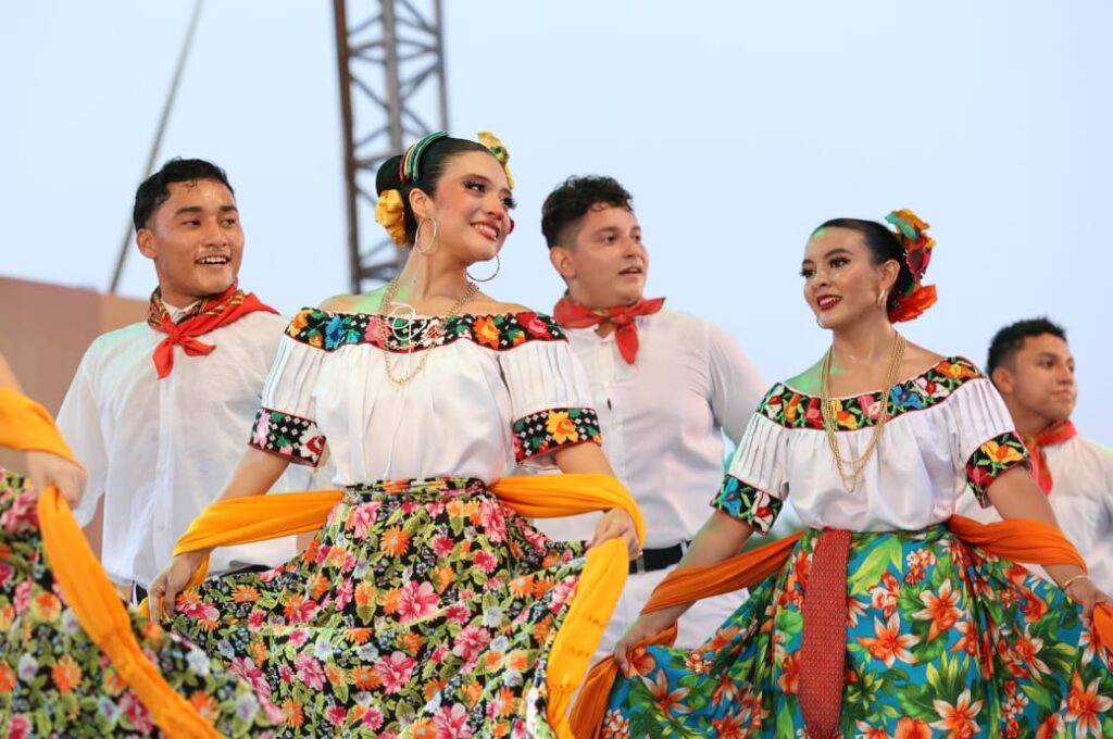 El colorido legado del traje de gala tabasqueño - Somos Más